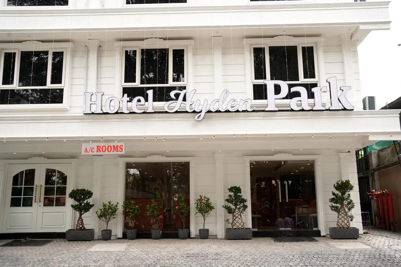 Hotel Hyden Park exterior